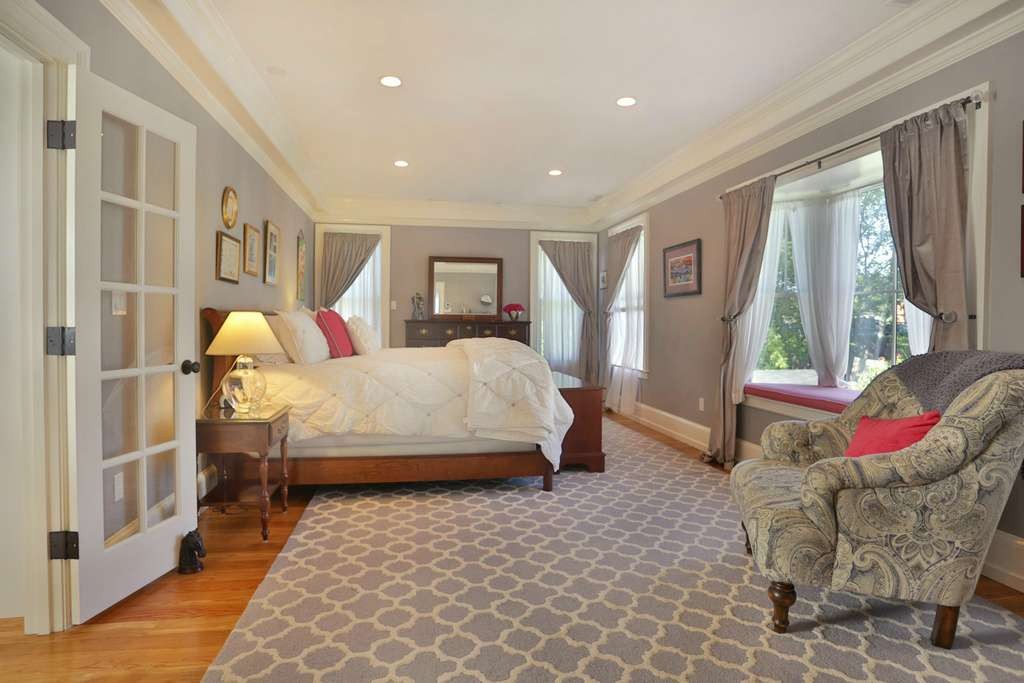 window seat in bedroom