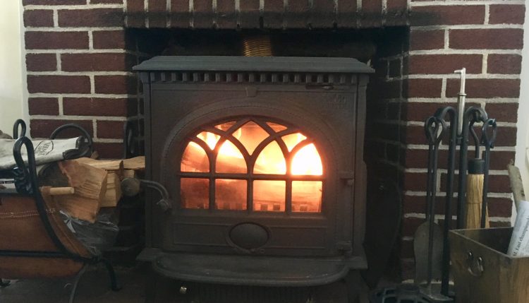 Wood Stove Or Fireplace It S No, Does A Wood Burning Stove Heat Better Than Fireplace